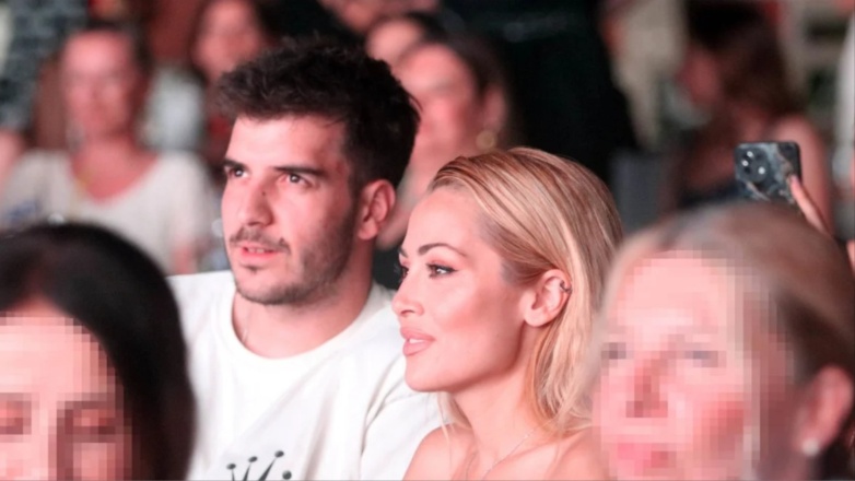 Ελένη Βουλγαράκη: Η σπάνια κοινή φωτογραφία με τον σύντροφό της, Φώτη Ιωαννίδη, σε γάμο φιλικού ζευγαριού