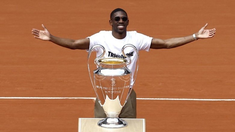 Ο Ντεμπελέ παρουσίασε το τρόπαιο του Champions League στο κοινό του Ρολάν Γκαρός