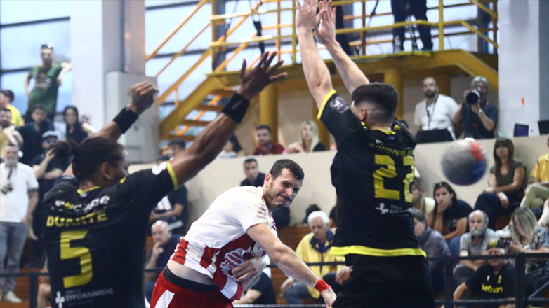 Handball Premier: Break του Ολυμπιακού στον πρώτο τελικό, 32-27 την ΑΕΚ