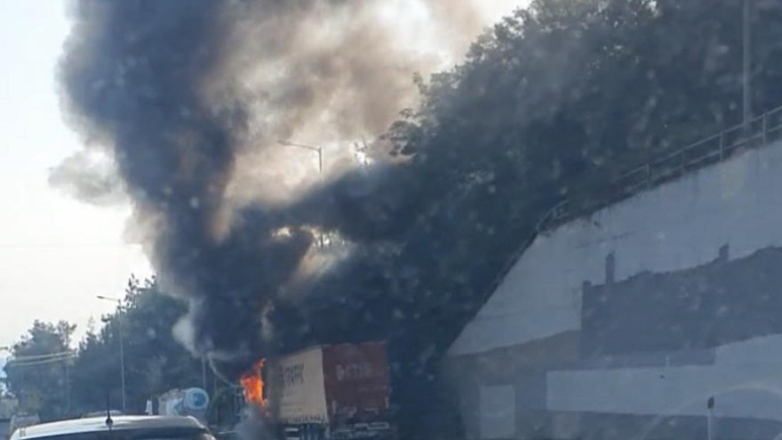 Νταλίκα τυλίχθηκε στις φλόγες στο Δερβένι