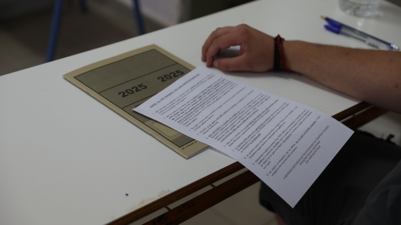 Πανελλαδικές 2025: Μηδενίστηκαν γραπτά λόγω… κινητού