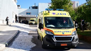 Ωρωπός: Αυτοκίνητο «καρφώθηκε» σε δέντρο