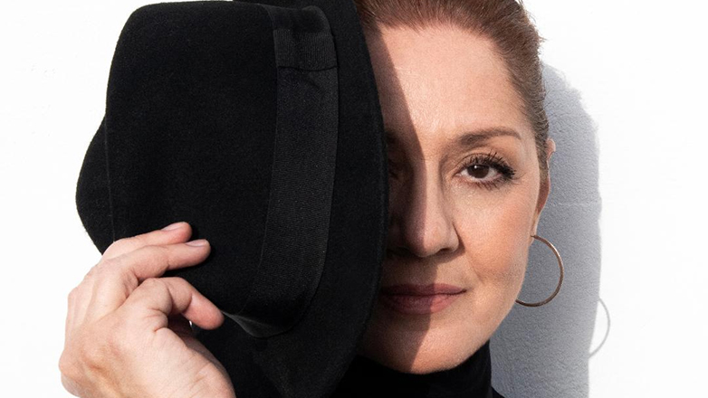 Η Μαργαρίτα Ζορμπαλά ερμηνεύει το τραγούδι «Ένα γύρο το φεγγάρι»