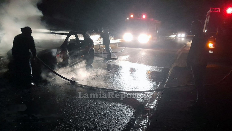 Στις φλόγες αυτοκίνητο στην παλαιά εθνική οδό Αθηνών – Λαμίας