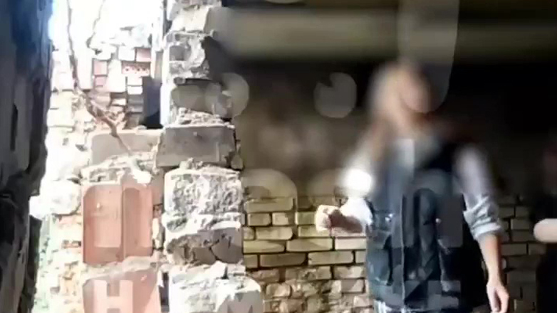 Βίντεο – σοκ: Δύο κορίτσια καταπλακώνονται από σκεπή εγκαταλελειμμένου σπιτιού