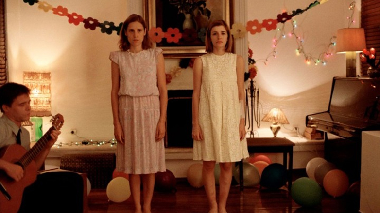 Η ταινία «Κυνόδοντας» του Γιώργου Λάνθιμου σε επανέκδοση – Δείτε το τρέιλερ και τη νέα αφίσα