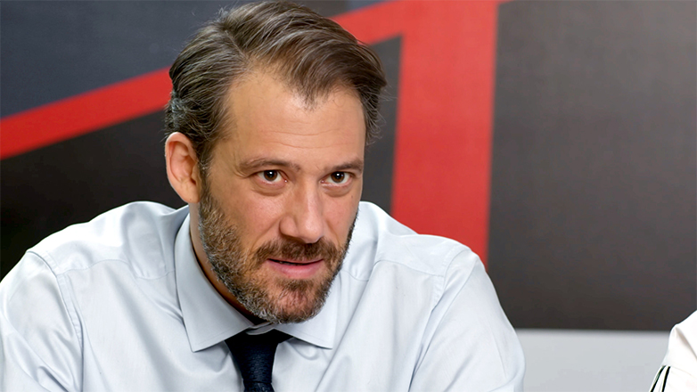 «Μαμά στα κρυφά»: Ο πατέρας της Νίνας φέρνει τα πάνω κάτω στο γραφείο