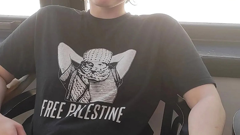 Ηράκλειο: Ισραηλινοί ζήτησαν από σερβιτόρα να αλλάξει μπλούζα που φορούσε με μήνυμα υπέρ της Παλαιστίνης