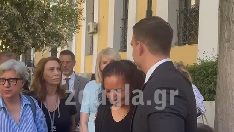 Βίντεο: Ο Στέφανος Κασσελάκης συνομιλεί με την μητέρα και τον πατέρα της Κυριακής Γρίβα