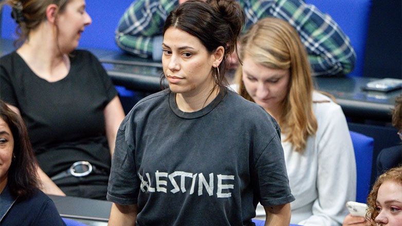 Η πρόεδρος της Bundestag απέβαλε βουλευτή που φορούσε μπλούζα με την λέξη «Παλαιστίνη»