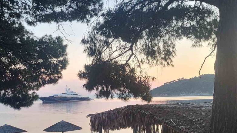 Στη Σκιάθο ο σεΐχης του Κατάρ με την πολυτελή θαλαμηγό του