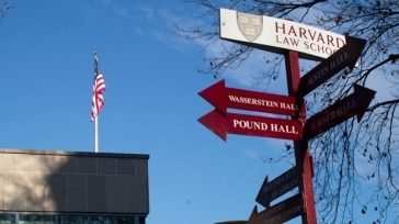 Ο  Τραμπ απαγορεύει τις βίζες για ξένους φοιτητές στο Χάρβαρντ