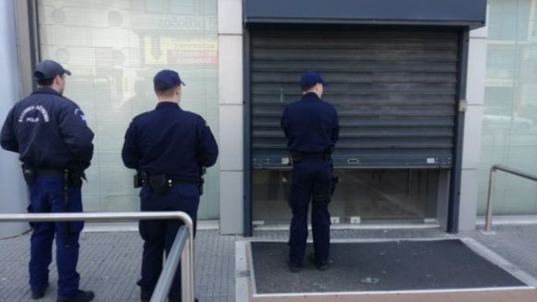 Έκρηξη από γκαζάκια στην είσοδο της Διεύθυνσης Μεταφορών στον Άλιμο