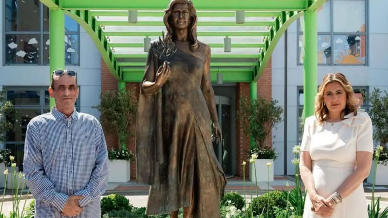 Μαριάννα Β. Βαρδινογιάννη: Πραγματοποιήθηκαν τα αποκαλυπτήρια για το αγάλμά της