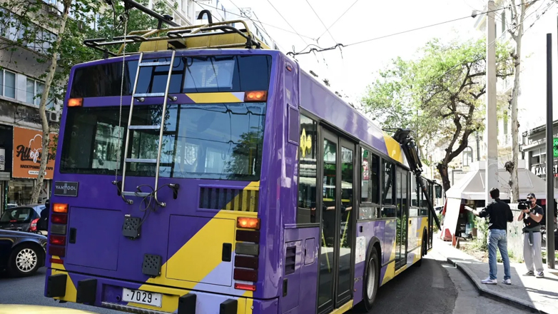 Κεραία τρόλεϊ έπεσε σε ταξί στη Λεωφόρο Αμαλίας