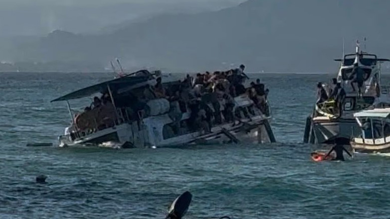 Η σοκαριστική στιγμή που τουριστικό σκάφος ανατρέπεται στο Μπαλί