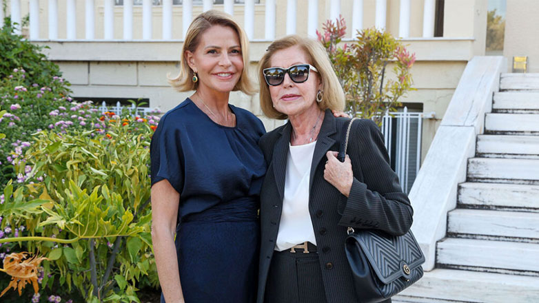 Τζένη Μπαλατσινού: Με τη μητέρα της στο λαμπερό show Hautes Grecians 2025