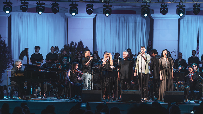 Μια μυσταγωγική βραδιά στη κατάμεστη Μονή Λαζαριστών στον κόσμο της μουσικής του Γιώργου Καζαντζή