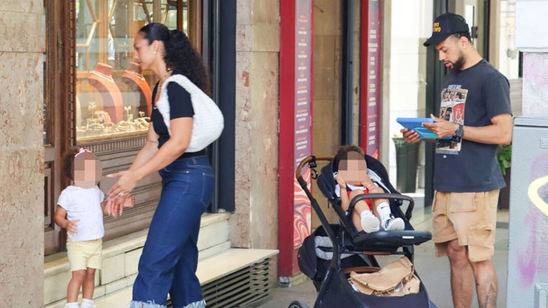 Νigel Williams-Goss: Στο κέντρο της Αθήνας ο παίκτης του Ολυμπιακού με τη γυναίκα του και τα παιδιά τους – Φωτογραφίες