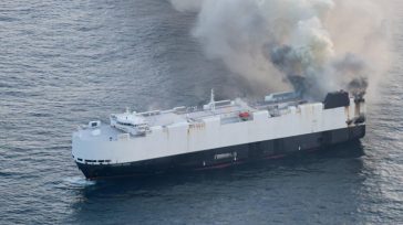 Ελληνικό φορτηγό διέσωσε ναυτικούς στον Ειρηνικό μετά από φωτιά στο πλοίο τους