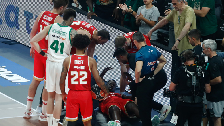 Ολυμπιακός: Tραυματίστηκε στο γόνατο ο Φαλ και αποχώρησε για τα αποδυτήρια – Καταχειροκροτήθηκε από όλο το ΟΑΚΑ!