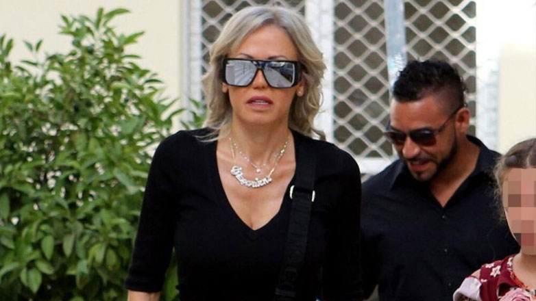 Γιάννης Φλωρινιώτης: Δυο χρόνια από τον θάνατό του – Συντετριμμένη η Άννα Φλωρινιώτη στο μνημόσυνο