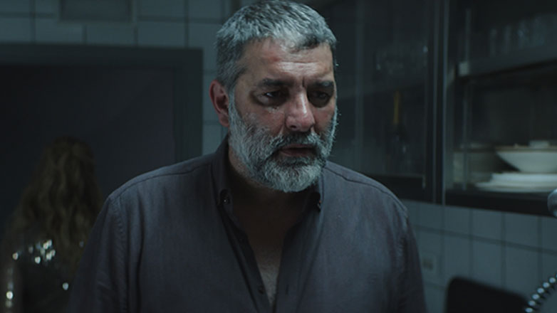 Η «Σπασμένη Φλέβα» του Γιάννη Οικονομίδη έχει ημερομηνία κυκλοφορίας – Δείτε τις πρώτες φωτογραφίες της ταινίας