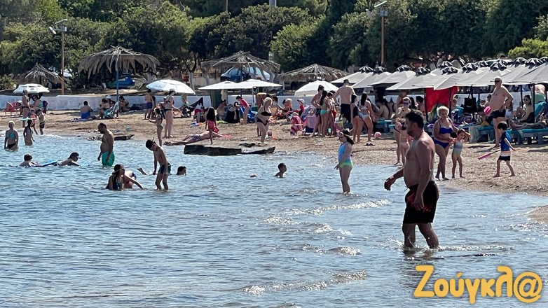 Κατάμεστες οι παραλίες της Αττικής