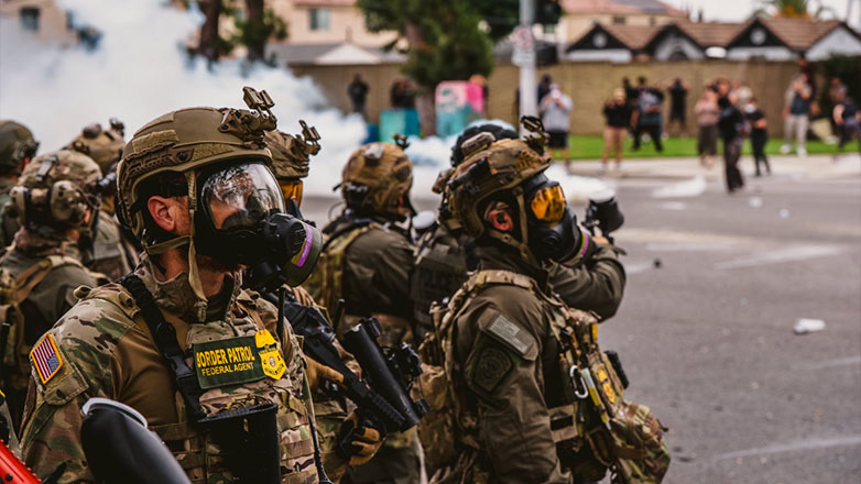 Λος Άντζελες: Βία και συλλήψεις κατά τη διάρκεια επιχείρησης της ομοσπονδιακής υπηρεσίας μετανάστευσης