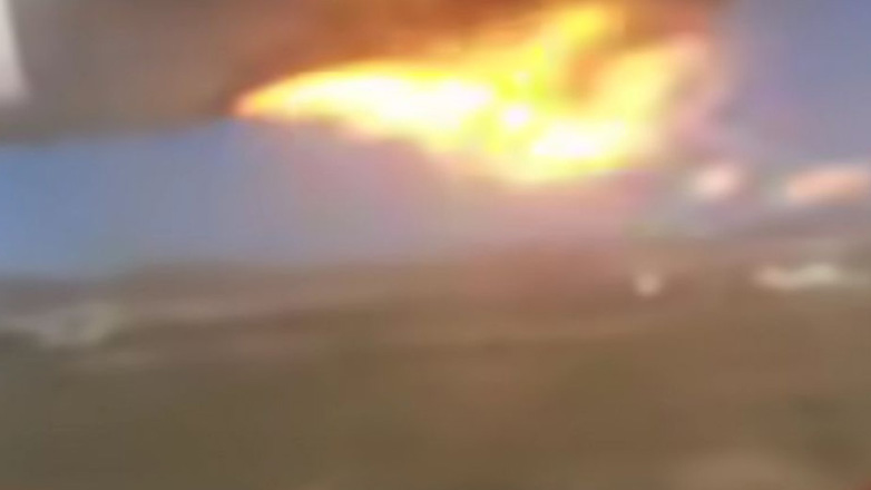 Η στιγμή της φωτιάς στον κινητήρα αεροσκάφους της Olympic Air κατά την απογείωση από τη Νάξο