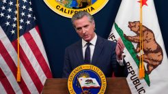 Νιούσομ: Η ανάπτυξη πεζοναυτών στο Λος Άντζελες ικανοποιεί μόνο τη διεστραμμένη φαντασίωση του δικτατορικού προέδρου Τραμπ