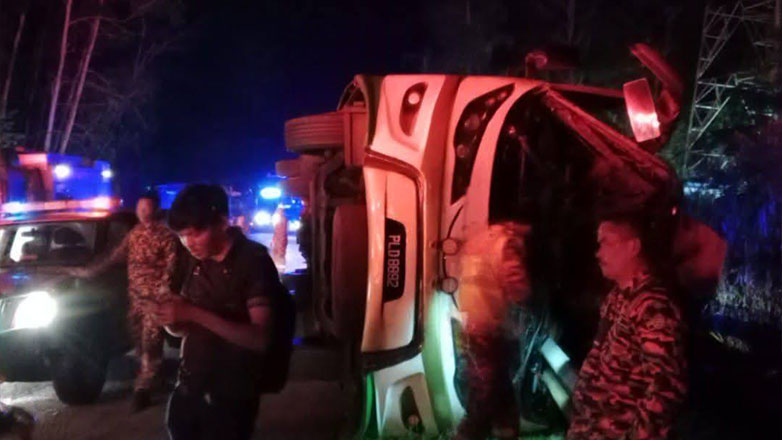 Τραγωδία στη Μαλαισία: 15 νεκροί σε σύγκρουση λεωφορείου με μίνι βαν