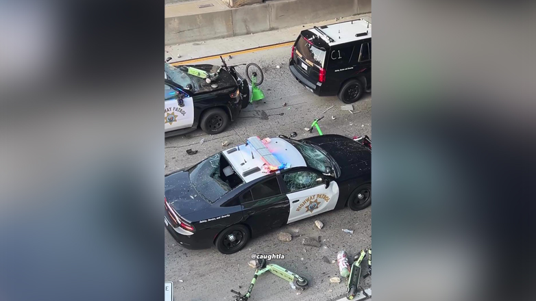 Διαδηλωτές πετούν πέτρες στους αστυνομικούς στο Λος Άντζελες