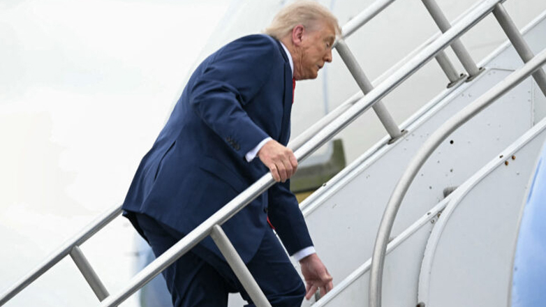 Βίντεο: Ο Τραμπ σκοντάφτει στη σκάλα του Air Force One