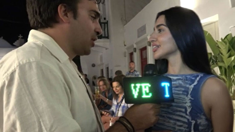 Η Αναστασία με άκρως εντυπωσιακό outfit στα σοκάκια της Μυκόνου