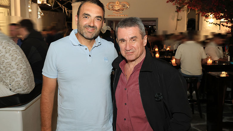 Ανδρέας Λοβέρδος: Χαλαρές στιγμές με φίλους στη Μύκονο – Τα νυχτοπερπατήματά του