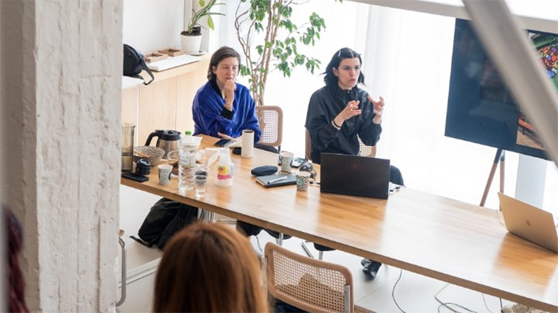 «Πλάσματα γύρω από τα Plásmata»: Πώς μια έκθεση τέχνης συμβάλλει στην ψηφιακή ενδυνάμωση των επιχειρήσεων της γειτονιάς