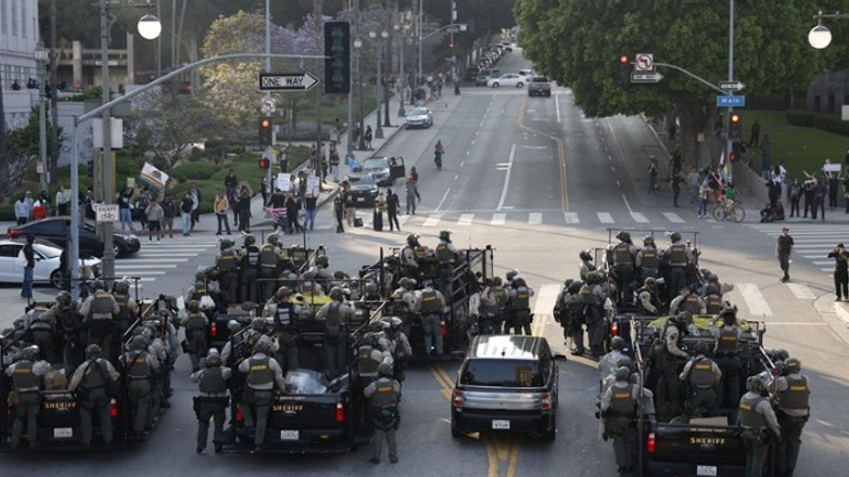 Τραμπ: Η Εθνοφρουρά θα παραμείνει στο Λος Άντζελες
