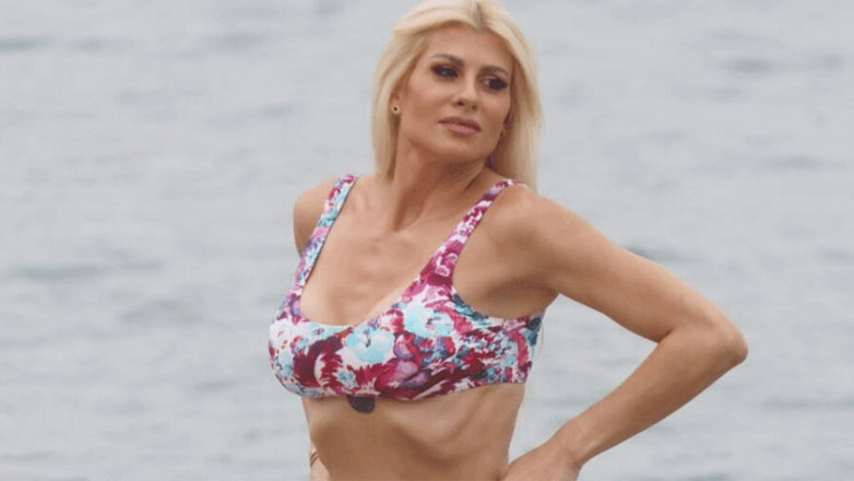 Ευρυδίκη Παπαδοπούλου: Στην παραλία αγκαλιά με τον επτά μηνών γιο της