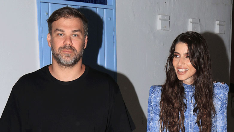 Γιώργος Σαμπάνης – Ιωάννα Σαρρή: Χέρι-χέρι στα στενά της Μυκόνου