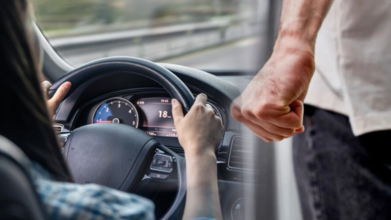 Τη γρονθοκόπησε για την προτεραιότητα στο δρόμο