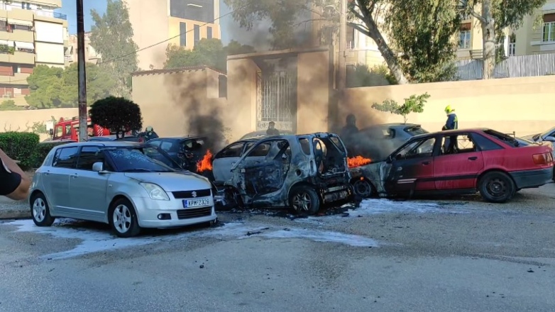 Φωτιά σε οχήματα στη Νέα Σμύρνη