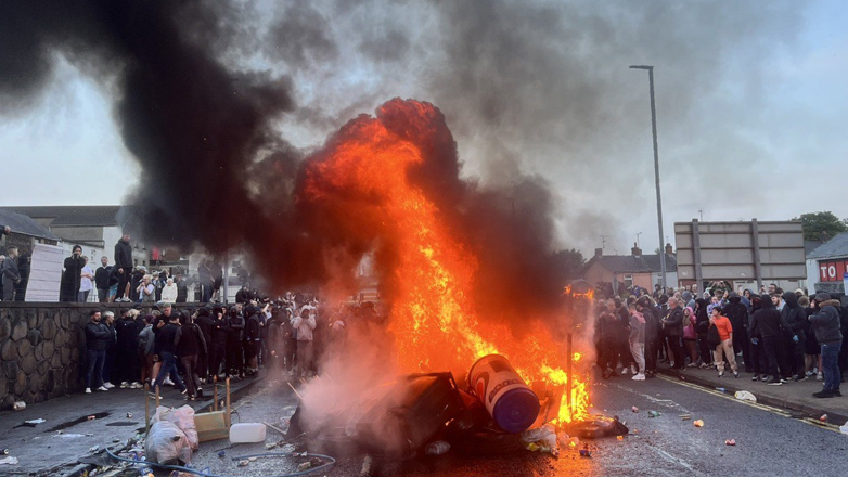 Βόρεια Ιρλανδία: Δεύτερη νύχτα επεισοδίων κατά μεταναστών