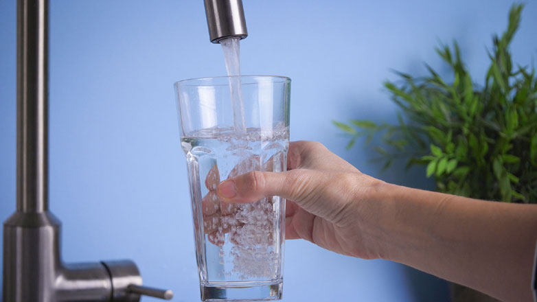 Μύθοι και αλήθειες για τα φίλτρα νερού: Τι ισχύει και πώς θα προστατευθείτε