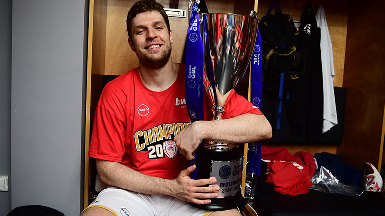 Βεζένκοβ: «Στον Ολυμπιακό καμία επιτυχία δεν μπορεί να σε ξεδιψάσει, καμία αποτυχία δεν επιτρέπεται να σε λυγίσει»