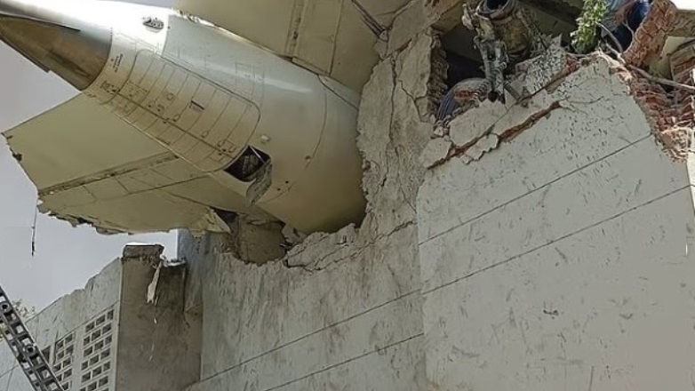 Συντρίμμια του Boeing καρφώθηκαν σε νοσοκομείο