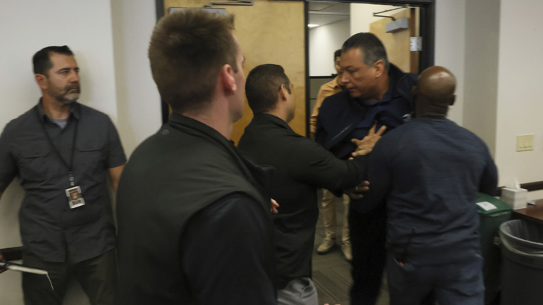 Λος Άντζελες: Ένταση με γερουσιαστή σε συνέντευξη Τύπου της υπουργού Εσωτερικής Ασφαλείας