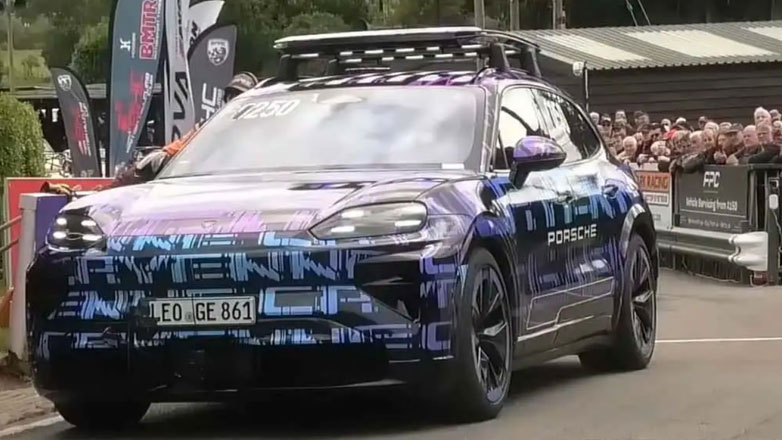 Η νέα ηλεκτρική Porsche Cayenne έσπασε ρεκόρ, πριν ακόμα βγάλει το καμουφλάζ και ολοκληρωθεί η κατασκευή της