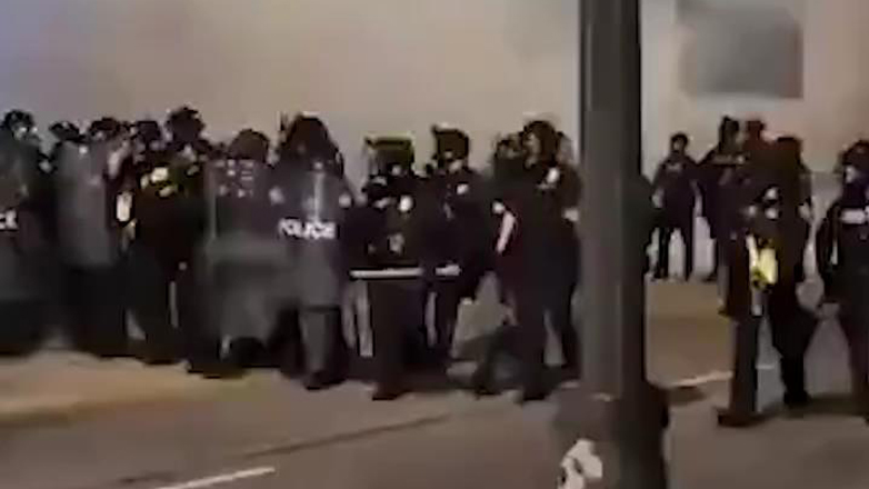 Λος Άντζελες: Πυρά κρότου λάμψης και πλαστικές σφαίρες κατά δημοσιογράφων