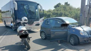 Σχολικό πούλμαν συγκρούστηκε με αυτοκίνητο στην Αρτέμιδα
